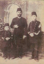 Reşat Bey (Solda), Babası Mutasarrıf Ziya Paşa, Ağabeyi Fuat Bey