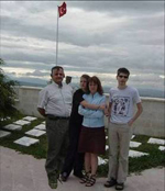 Cihangir Akşit, Çiğiltepe ve Şehitlik Anıtı’nda ailesi ile birlikte